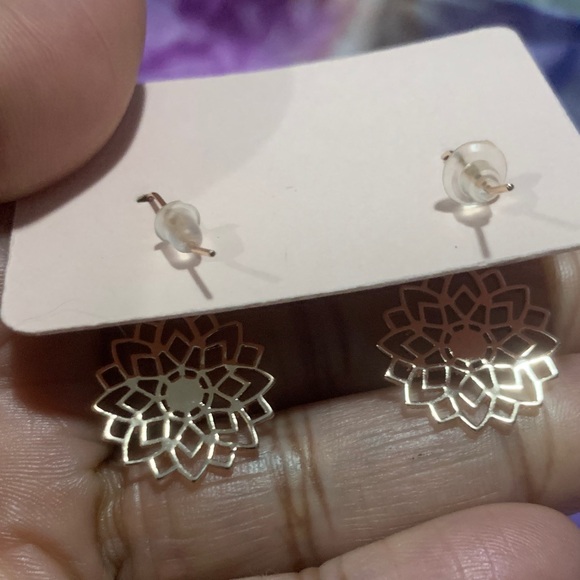 Elegant Rose Gold Floral Earrings - Picture 3 of 3